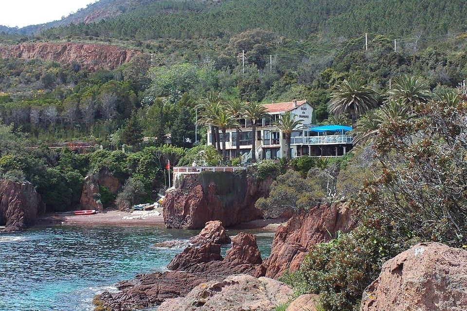 Red pebble cove accessible only on foot, near Le Trayas