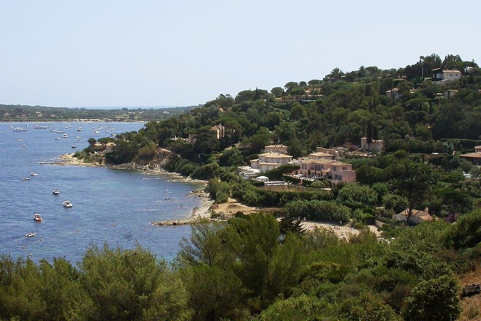 Cove along the coastal path, which passes Plage des Graniers just before the Citadel