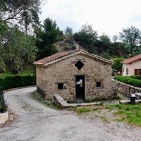 Façade en pierre de la chapelle Saint-Sébastien à Coaraze