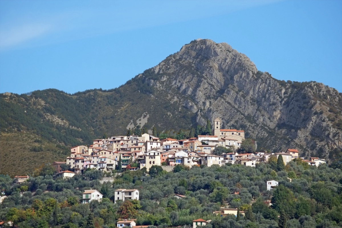 Cadran solaire peint sur une façade du village de Coaraze