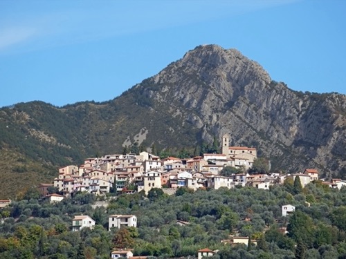 Cadran solaire peint sur une façade du village de Coaraze