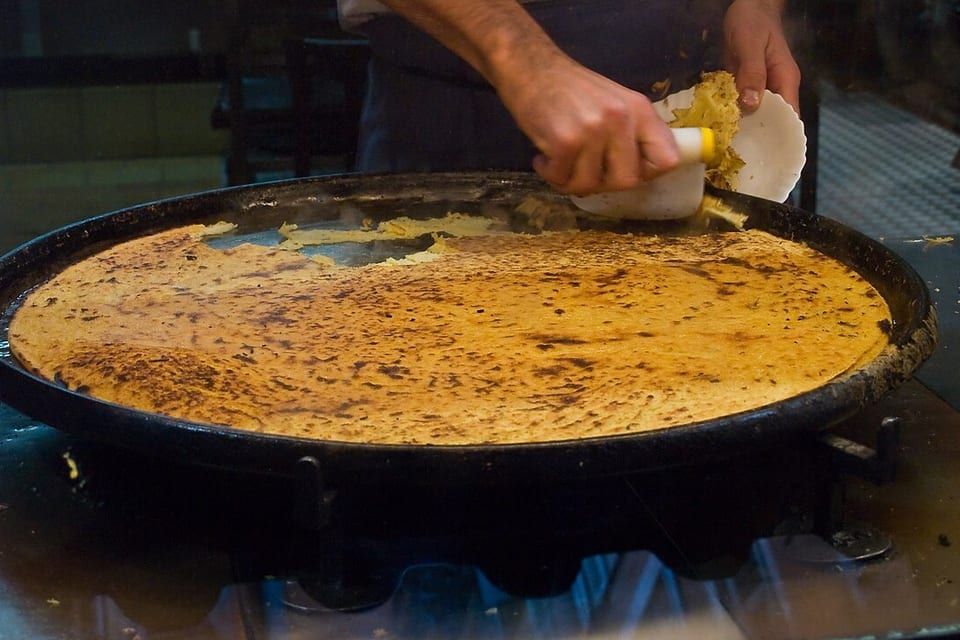Socca fraîchement cuite au feu de bois, spécialité de Chez Théresa au Cours Saleya