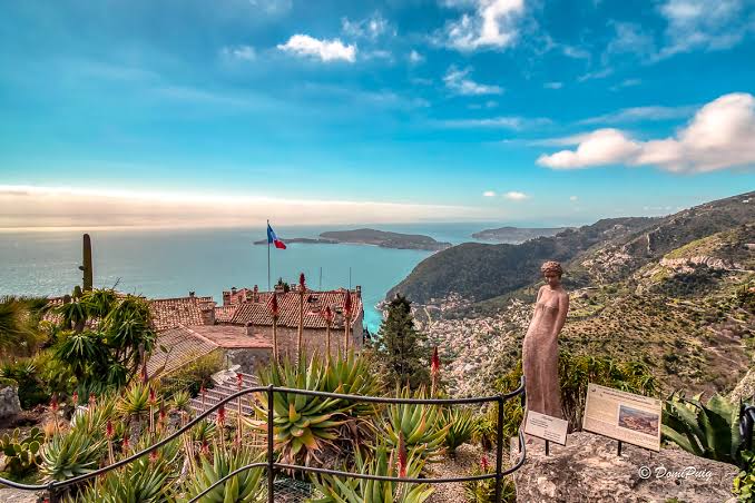 La côte de la Riviera entre Menton et Monaco