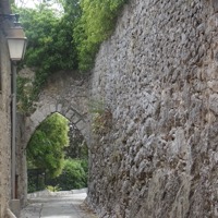 Porte Saint-François, arche gothique vestige des remparts de Falicon
