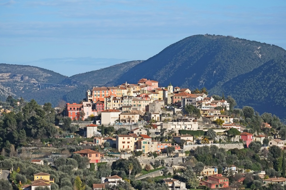 Le village perché de Falicon niché sur sa colline, vu depuis la route de l'Aire Saint-Michel