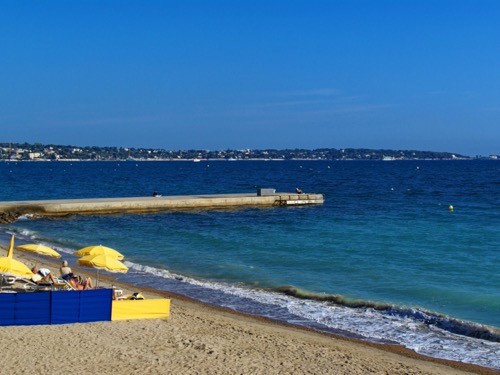 Plage de sable et parasols jaunes à Golfe-Juan