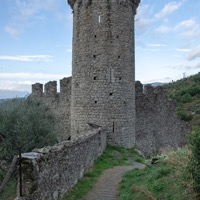 Tour à mâchicoulis et chemin de ronde des remparts de Lucéram