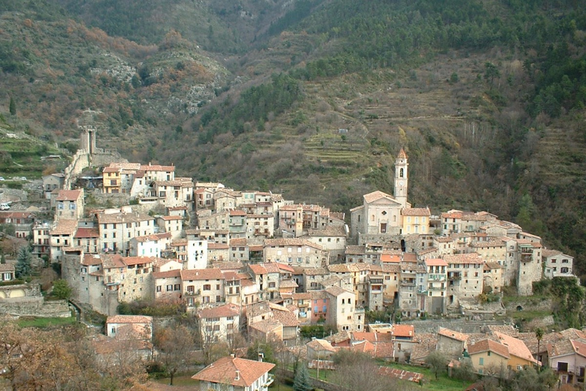 Ruelles en escalier et façades de pierre grise du village de Lucéram