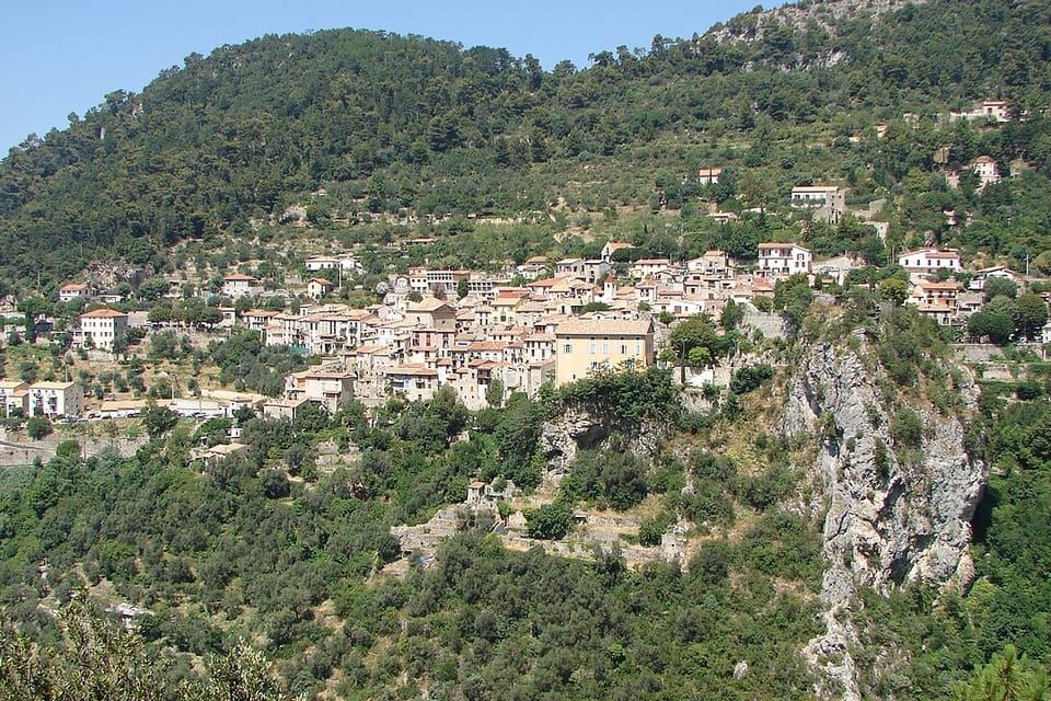 Peille seen from the road to La Turbie, the hilly terrain of the mountain-bike routes