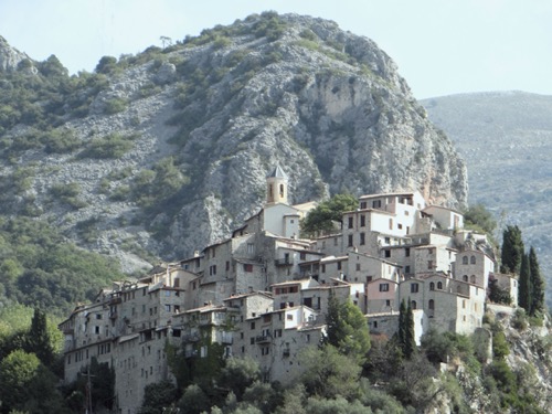 Village médiéval de Peillon perché sur son piton rocheux
