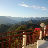 Terrasse d'un restaurant de Peïra-Cava avec vue sur les montagnes