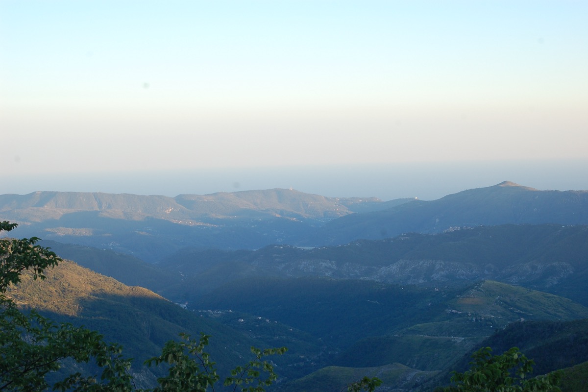 Panorama depuis Peïra-Cava sur les crêtes du Mercantour et la mer Méditerranée au loin