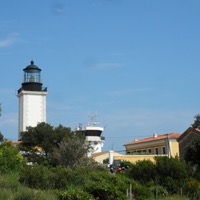 Phare du cap Camarat dominant la presqu'île de Saint-Tropez