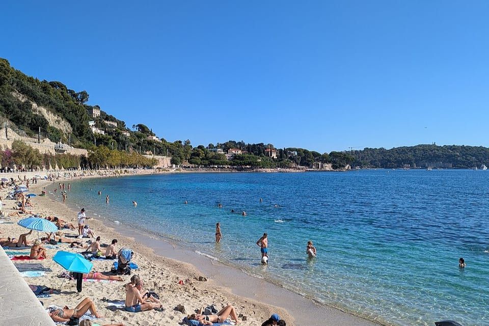 Plage des Marinières in Villefranche-sur-Mer, with a view over the bay and Cap Ferrat