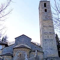 Chevet roman et clocher lombard de l'église de la Madone del Poggio près de Saorge