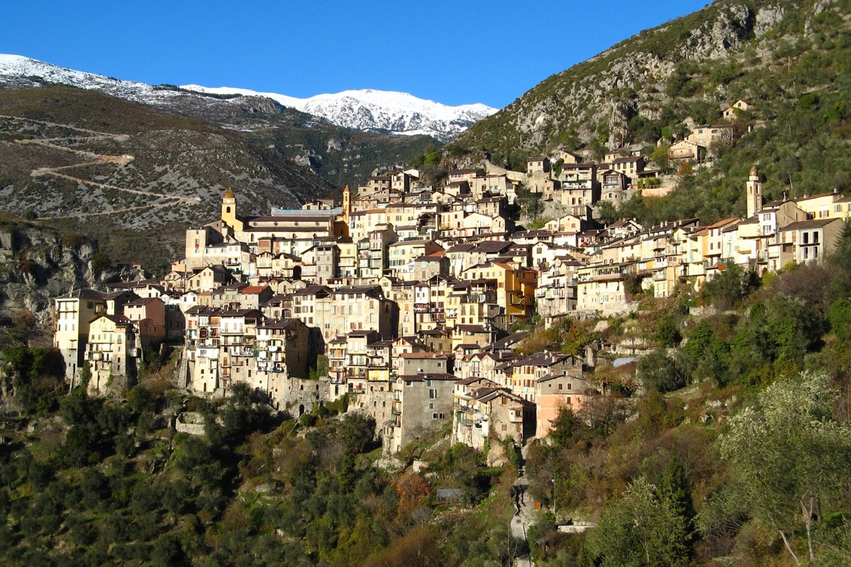 Toits en lauzes du village-amphithéâtre de Saorge dans les gorges de la Roya