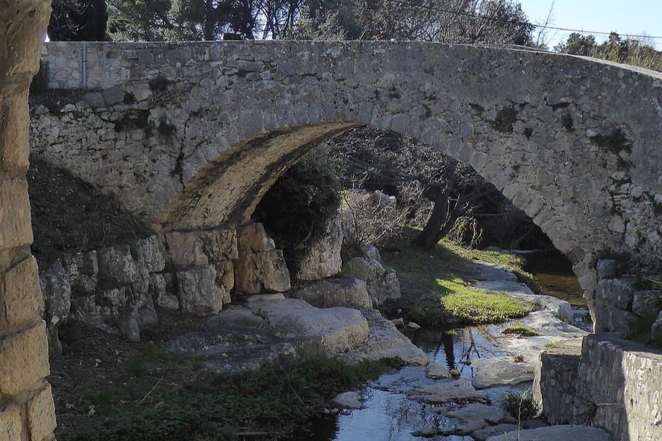 Stone bridge over the Cassan valley, along the route of the Mounard hike