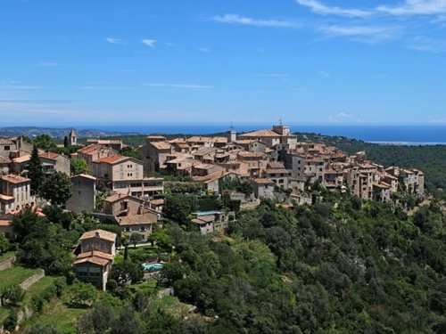 Village médiéval de Tourrettes-sur-Loup entouré de champs de violettes