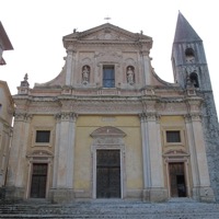 Façade baroque de la cathédrale Saint-Michel de Sospel et son clocher roman
