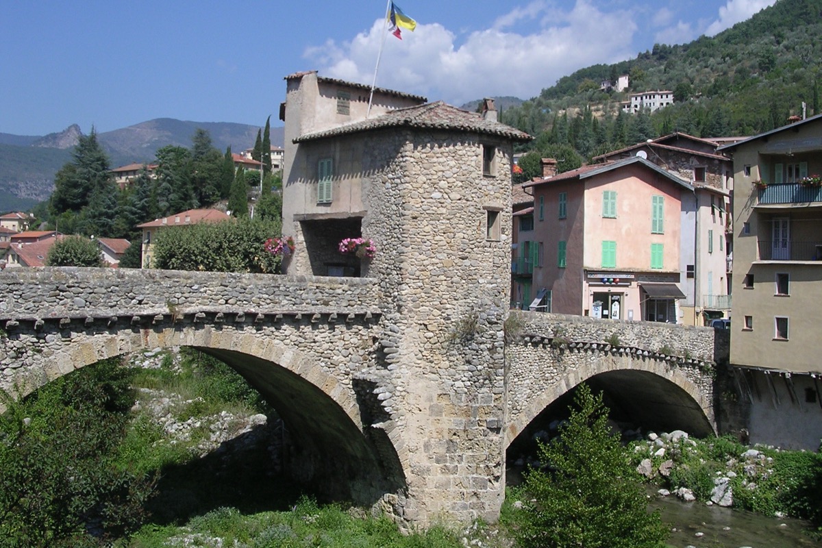 Le Pont Vieux fortifié de Sospel enjambant la Bévéra