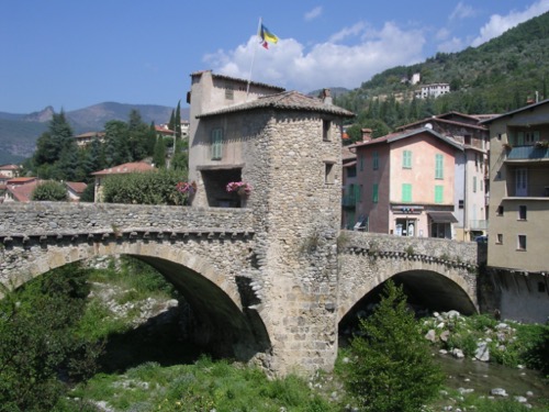 Le Pont Vieux fortifié de Sospel enjambant la Bévéra