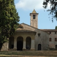 Chapelle Notre-Dame-de-Vie entourée de cyprès, ancien voisinage de Picasso