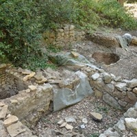 Vestiges de murs antiques sur le site de l'oppidum des Encourdoules à Vallauris