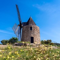 Moulin Saint-Roch du XVIe siècle surplombant le golfe de Saint-Tropez