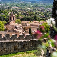 Salle gastronomique du restaurant Les Santons au cœur du village de Grimaud