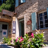 Façade en pierre du Musée du Patrimoine de Grimaud, installé dans un ancien moulin à huile