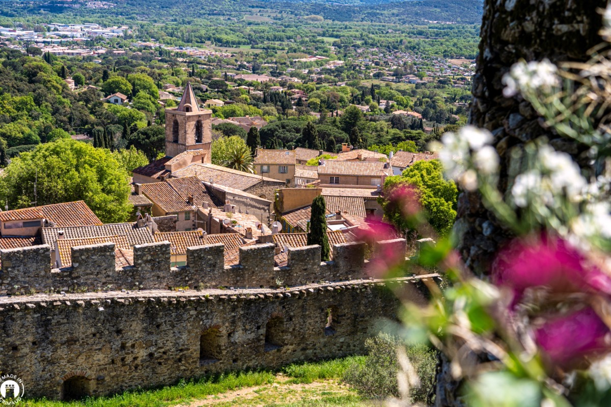 Ruelles médiévales et ruines du château dominant le vieux village de Grimaud