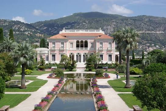 La côte de la Riviera entre Menton et Monaco