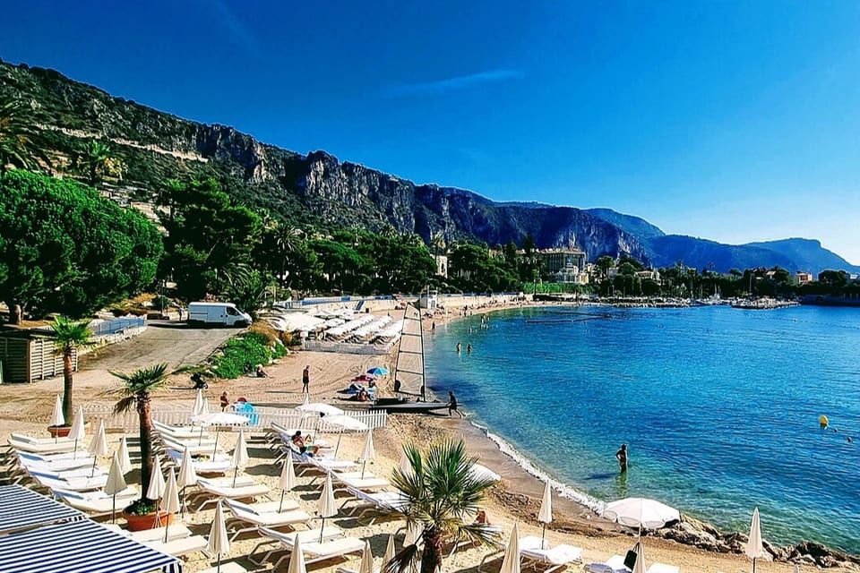 Baie des Fourmis beach in Beaulieu-sur-Mer, right at the foot of Villa Kerylos